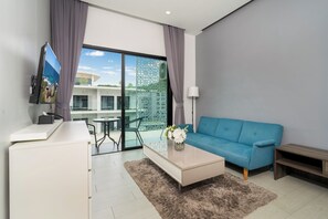 Exclusive Daire, 1 Yatak Odası, Balkon, Havuz Manzaralı | Oturma alanı | Kablolu TV kanalları bulunan 46 inç düz ekran televizyon 
