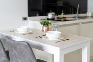 Exclusive-Apartment, 1 Schlafzimmer, Balkon, Poolblick | Essbereich im Zimmer