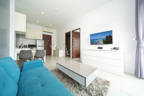 Exclusive-Apartment, 1 Schlafzimmer, Balkon, Poolblick | Wohnbereich | 46-Zoll-Flachbildfernseher mit Kabelempfang