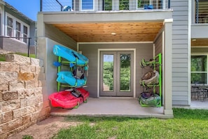 Un espacio al aire libre techado con kayaks y una pequeña mesa.