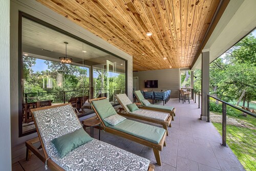 Luxurious Guadalupe Riverfront! 5 kayaks, firepit! Pet Friendly.