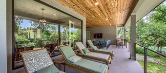 Luxurious Guadalupe Riverfront! 5 kayaks, firepit! Pet Friendly.