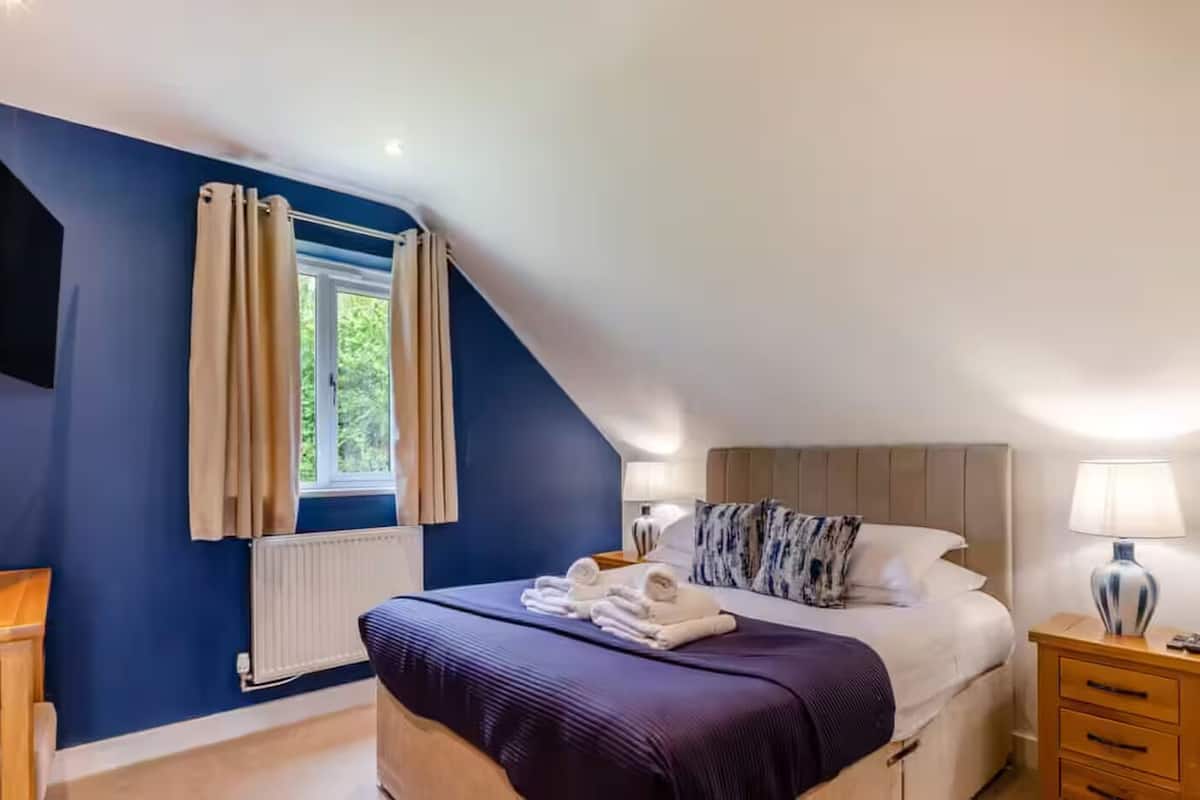 Junior Apartment, Garden View | Hypo-allergenic bedding, free minibar items, laptop workspace, free WiFi