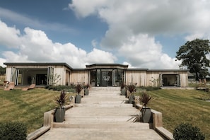 Sauna, hot tub, steam room, body treatments, aromatherapy