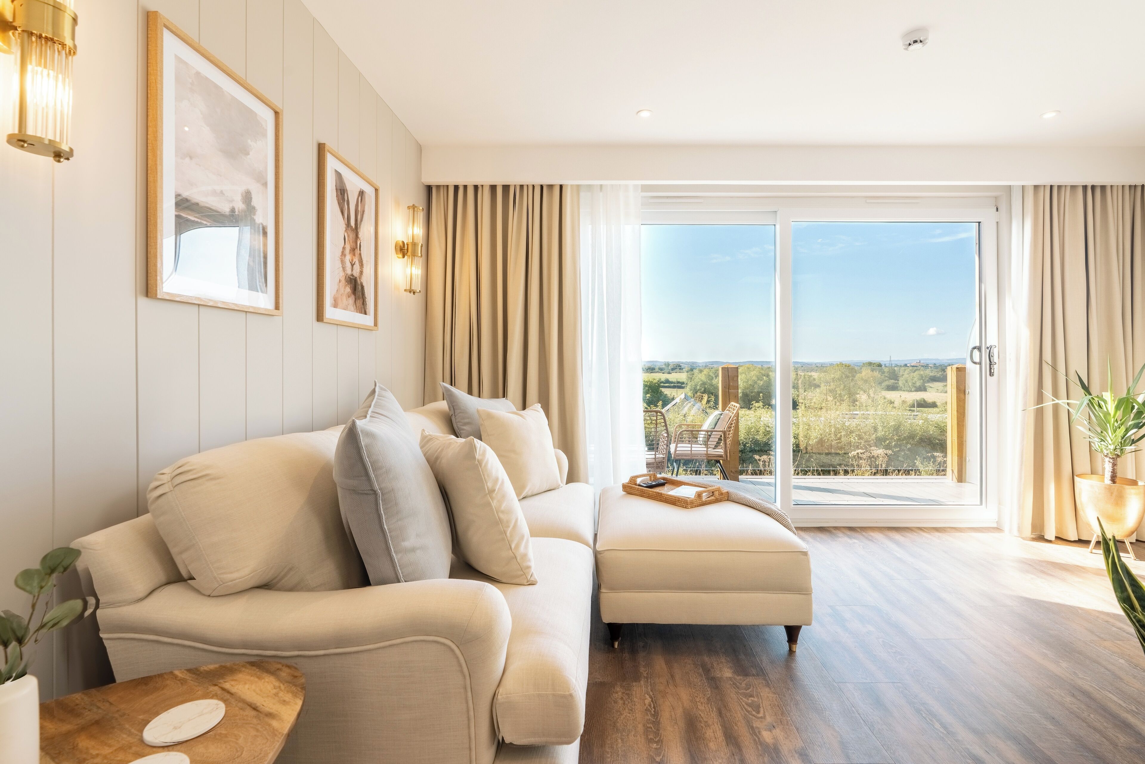 시그니처 스위트, 계곡 전망 | 거실 공간 | 스마트 TV, 벽난로, 넷플릭스, 유료 영화