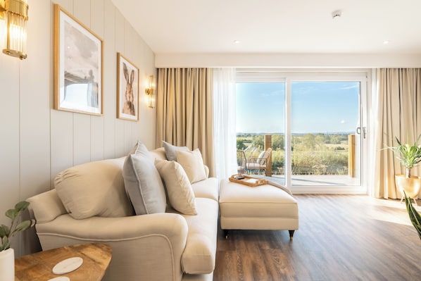 Lavender Suite | Living area | Smart TV, fireplace, Netflix, pay films