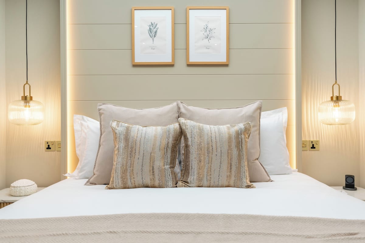 Sage Suite | Egyptian cotton sheets, premium bedding, free minibar items