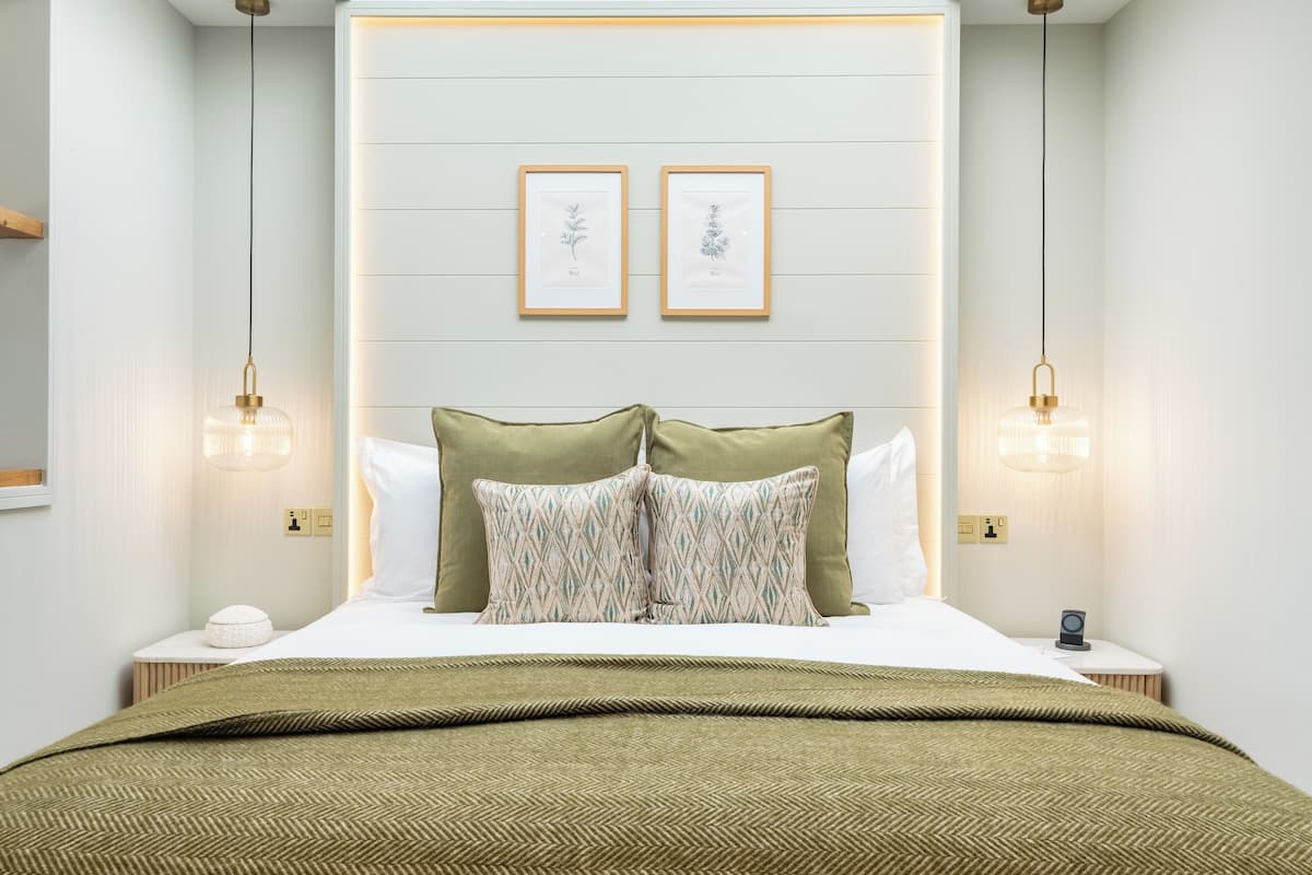 Mint Suite | Egyptian cotton sheets, premium bedding, minibar (some free items)
