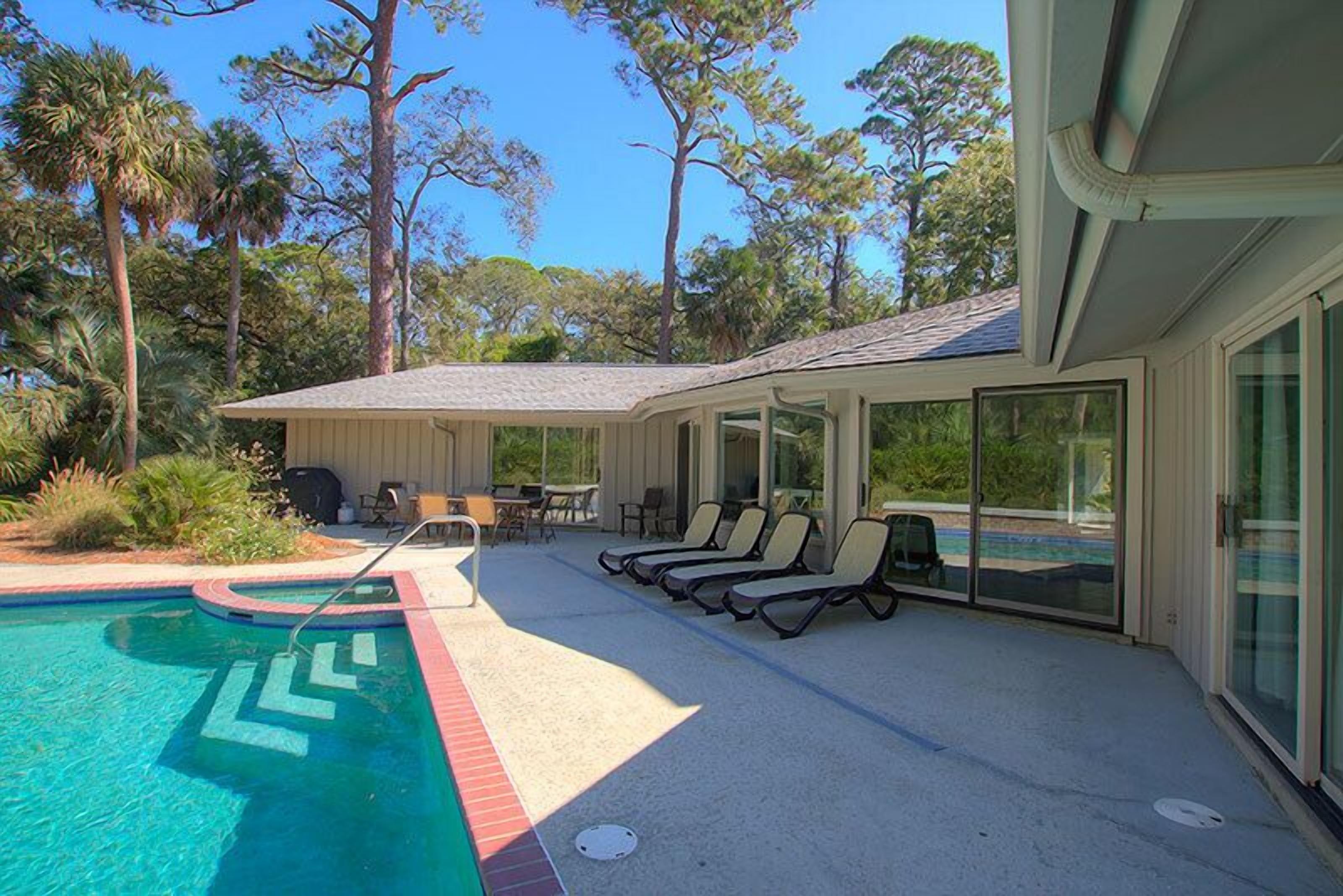 Utomhuspool och uppvärmd pool