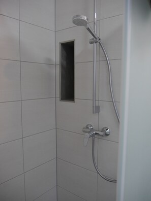Douche, sĂšche-cheveux, serviettes fournies, savon