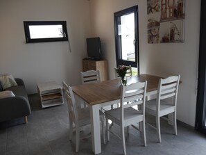 Dining - Vacation apartment Bodensee-Suedwind sustainable maisonette with alpine view (Eigeltingen)