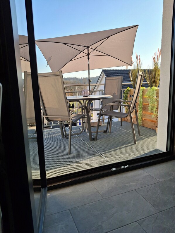 Outdoor dining - Vacation apartment Bodensee-Suedwind sustainable maisonette with alpine view (Eigeltingen)