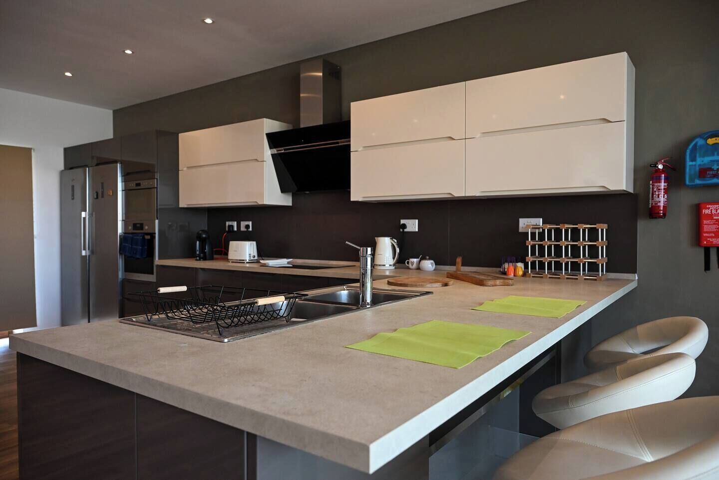 冷蔵庫、電子レンジ、オーブン、コンロ