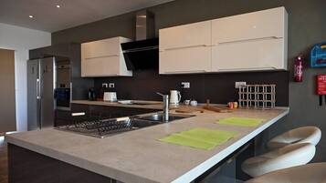 Kjøleskap, mikrobølgeovn, ovn og kokeplater