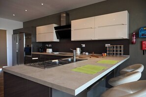 Een koelkast, een microgolfoven, een oven, een kookplaat