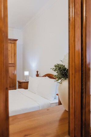 3 habitaciones, tabla de planchar con plancha y cuna de viaje