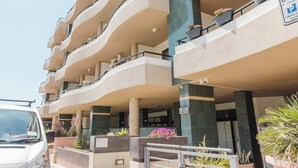 Un hotel de varios pisos con balcones, un letrero de estacionamiento y un cartel que dice 'The Falsetto'.