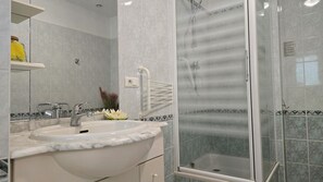 Ducha, secador de pelo y papel higiénico