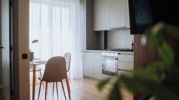 Geladeira, micro-ondas, fogão, cooktop