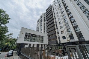 Exterior - Center of Rîșcani • Stylish 1BR, Great Spot (Chișinău)