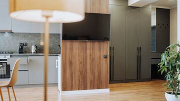 Jääkaappi, mikroaaltouuni, uuni, liesi