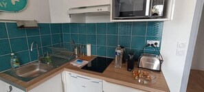 Refrigerador, microondas, parrilla de estufa y cafetera y tetera 