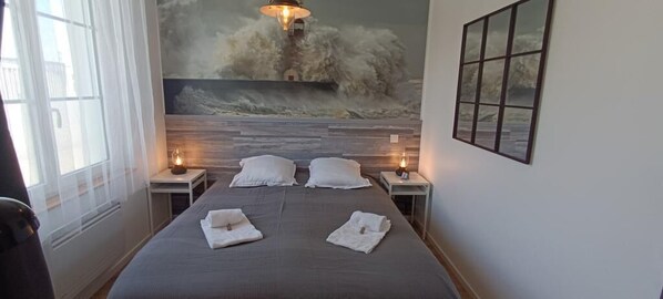 1 bedroom, desk, Internet, bed sheets