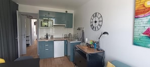 Réfrigérateur, micro-ondes, plaque de cuisson, cafetière/bouilloire