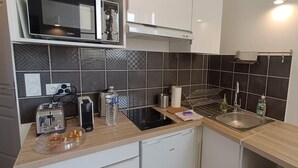 Eine moderne Küche mit Mikrowelle, Toaster und Spüle.
