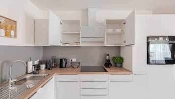 KĂŒhlschrank, Ofen, GeschirrspĂŒler, Wasserkocher mit Kaffee-/Teezubehör