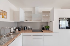 Kühlschrank, Ofen, Geschirrspüler, Wasserkocher mit Kaffee-/Teezubehör