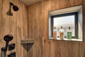 Haartrockner, Handtücher, Seife, Shampoo