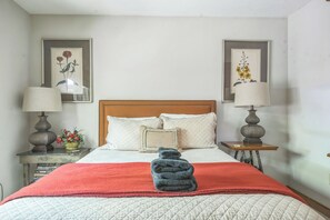 5 habitaciones, escritorio y tabla de planchar con plancha 