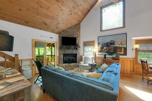 Smart TV, fireplace, offices - Calming Creekfront Cabin (McCaysville)