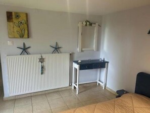 Tabla de planchar con plancha, wifi y ropa de cama 