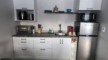 Réfrigérateur, micro-ondes, cafetière/bouilloire, grille-pain