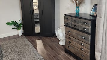 1 Schlafzimmer, Schreibtisch, Bügeleisen/Bügelbrett, kostenloses WLAN