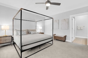 5 Schlafzimmer, Schreibtisch, Bügeleisen/Bügelbrett, Reisekinderbett