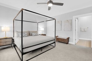 5 Schlafzimmer, Schreibtisch, Bügeleisen/Bügelbrett, Reisekinderbett