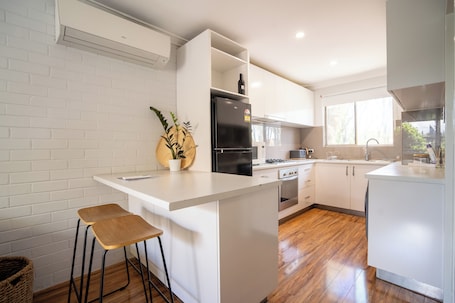 Fridge, microwave, oven, stovetop. Convenient 2-bedroom apartment near beautiful lake