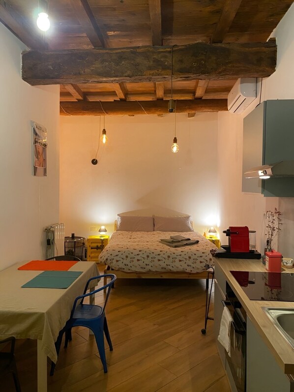 1 dormitori, planxa i posts de planxar, wifi i roba de llit 