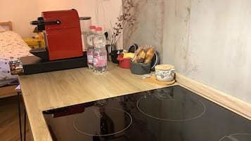 Réfrigérateur, un four, surface de cuisson, bouilloire électrique