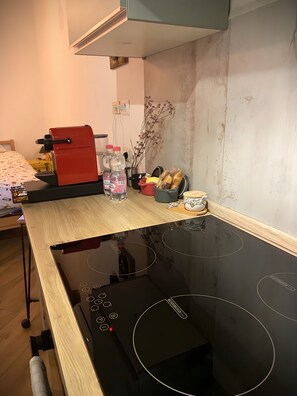 Fridge, oven, stovetop, electric kettle - Ruti's House - Cozy studio apartment near Malpensa and Fiera Milano (Gallarate)