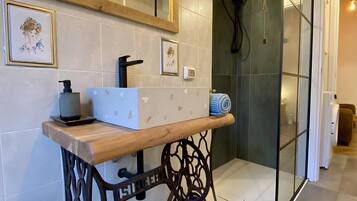 Douche, baignoire Ă jets, sĂšche-cheveux, bidet