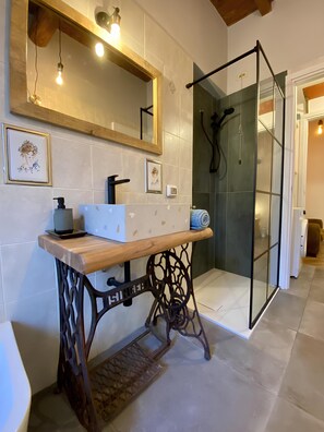 Shower, jetted bath, hair dryer, bidet - Ruti's House - Cozy studio apartment near Malpensa and Fiera Milano (Gallarate)