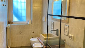 Dusche, Whirlpool, Haartrockner, Bidet