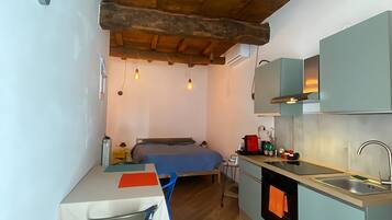 KĂŒhlschrank, Ofen, Herdplatte, Wasserkocher