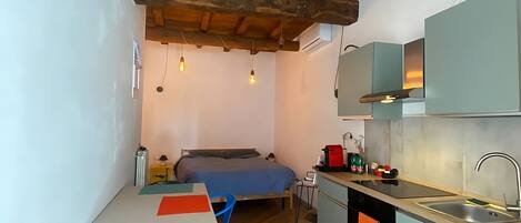 Fridge, oven, stovetop, electric kettle