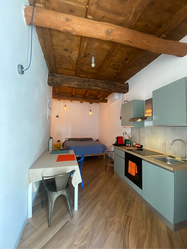 Frigorifero, forno, piano cottura, bollitore elettrico