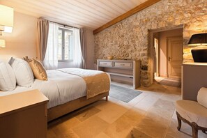 Deluxe studio suite | Een kluis op de kamer, verduisterende gordijnen, gratis wifi